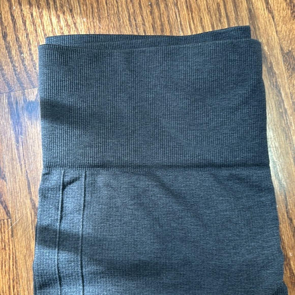Lululemon cropped leggings with ruching, size 8 - Picture 3 of 4